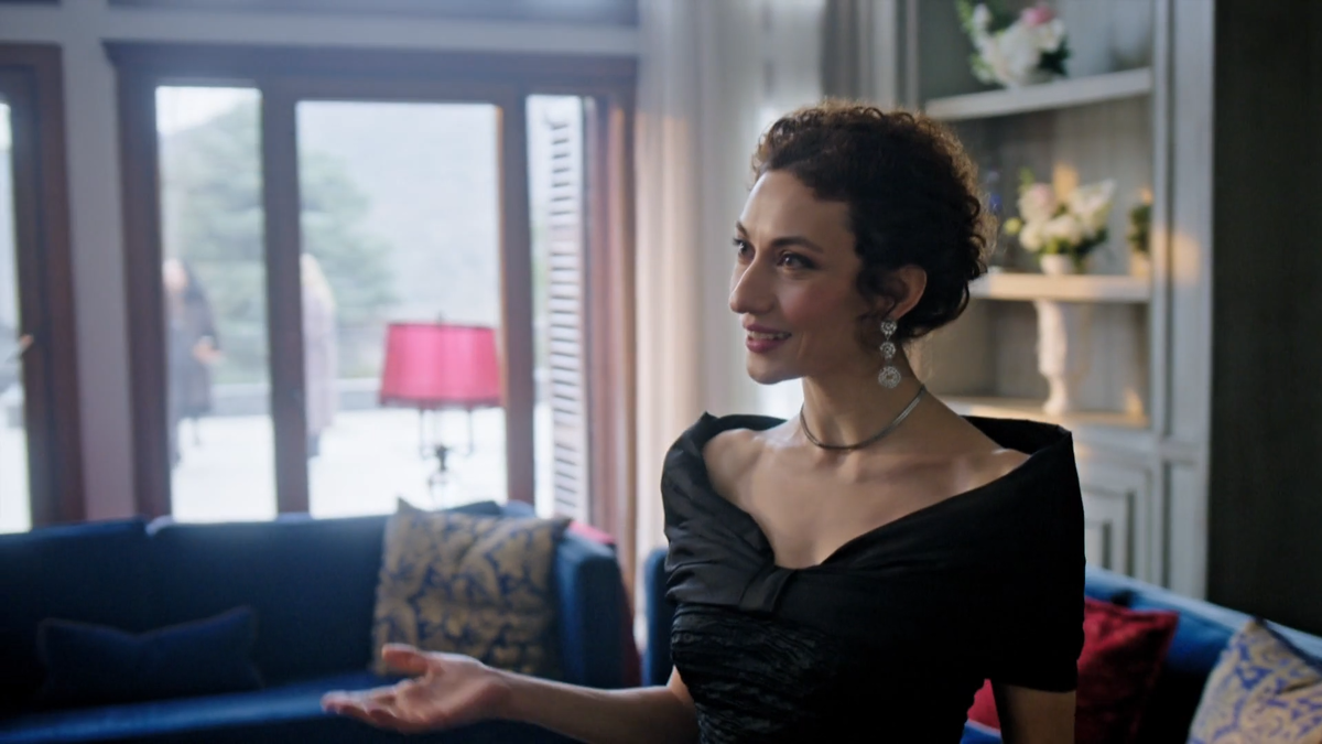 Гюльбин. Да, она вот такая изысканная женщина. Она сама создаёт себя в таком образе. И это, поверьте, большой труд - быть всё время сбалансированной, утончённой и изысканной... 