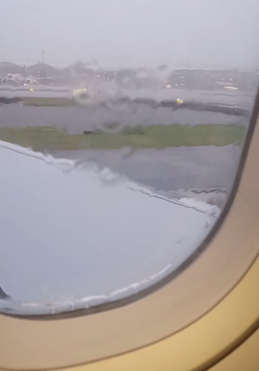 Вид из окна самолёта на дождливый Бангкок