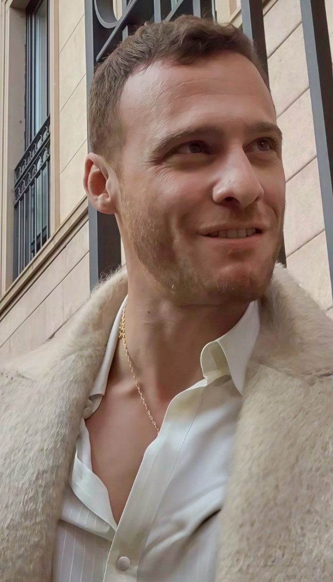 Фото итальянских поклонников. Керем Бюрсин. Фото отредактировано.