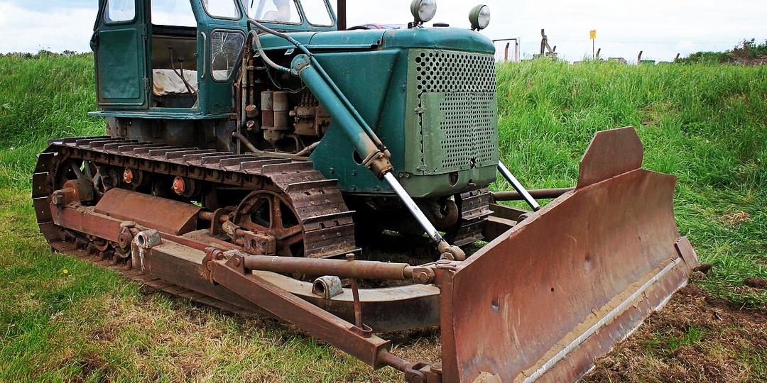 Гусеничный бульдозер Т-100: легендарная «сотка» советских строек