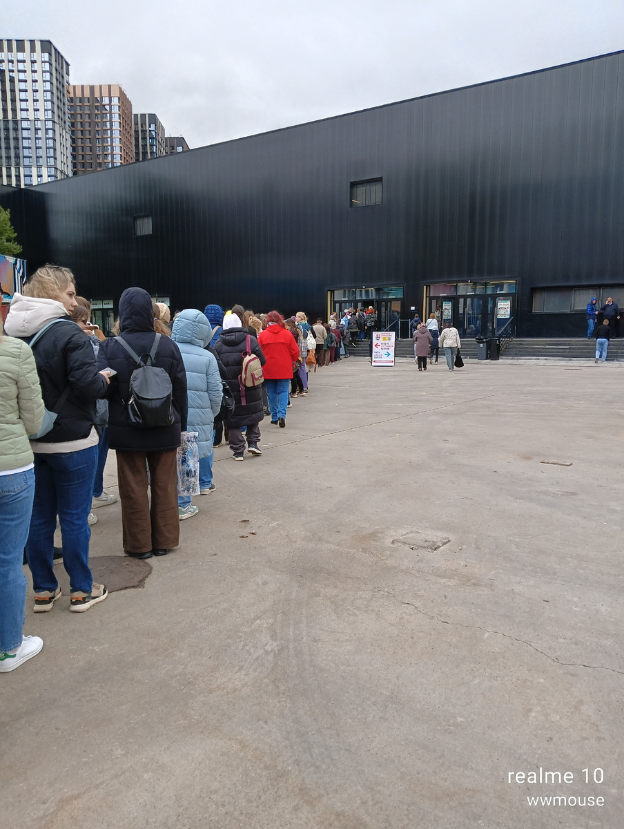 Полупустой, ага.... Очередь на вход. 