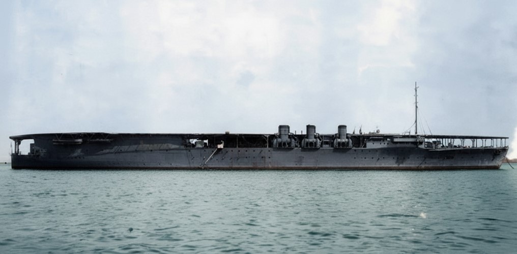 Авианосец Императорского японского флота «Хосё» на стоянке в Йокосуке после демонтажа островной надстройки полётной палубы