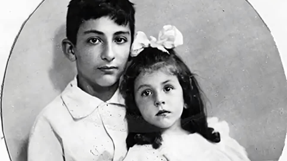 1930-е годы. Георгий Товстоногов с сестрой Нателой.📷Фото: Большой драматический театр им. Товстоногова