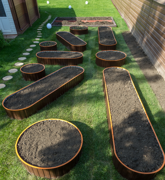 Фото из интернета в сводном доступе.Грядки не стандартной формы.