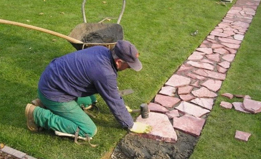 Варианты дорожек на участке. Какие материалы можно недорого купить или сделать своими руками