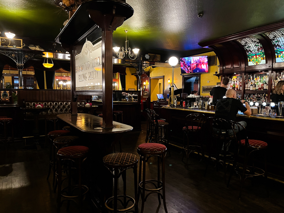 Вид на зал →