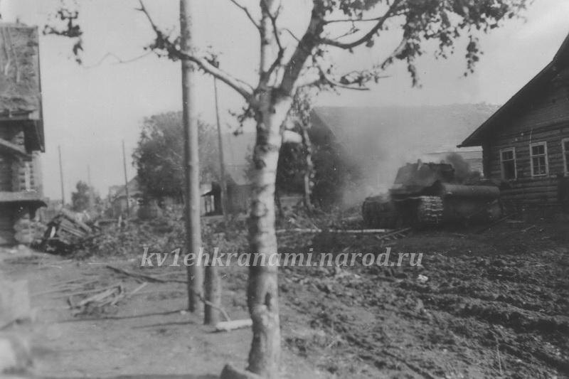 Танк КВ-1 выпуска августа 1941 года из 103-го отдельного танкового батальона в деревне Ямник (коллекция автора)