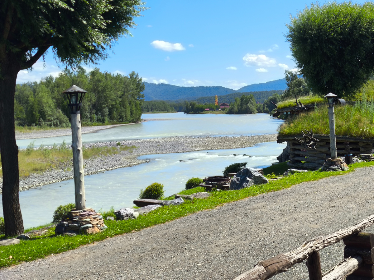 Вид на Катунь с территории базы