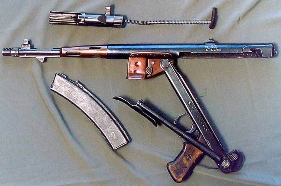 Пистолет-пулемет Безручко-Высоцкого 2-го образца при неполной разборке.