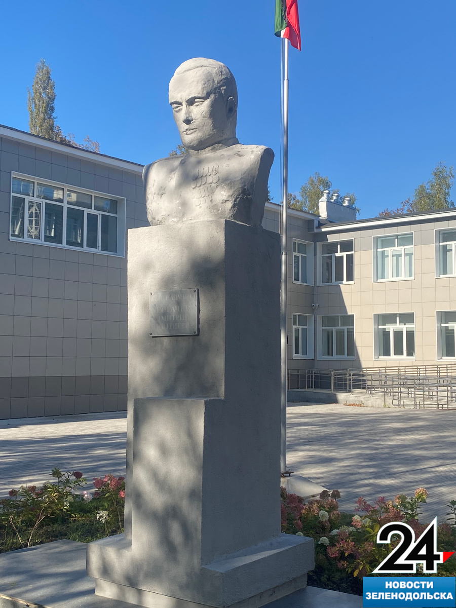 Недавно бюст Рогачёва в школьном дворе отреставрировали