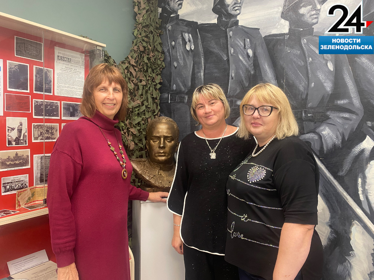 Хранительницы музея Марианна Анатольевна Марьина, Татьяна Михайловна Зайкова, Ольга Игоревна Святова рядом с бюстом Д. Д. Рогачёва работы учителя школы № 4 В. А. Анохина