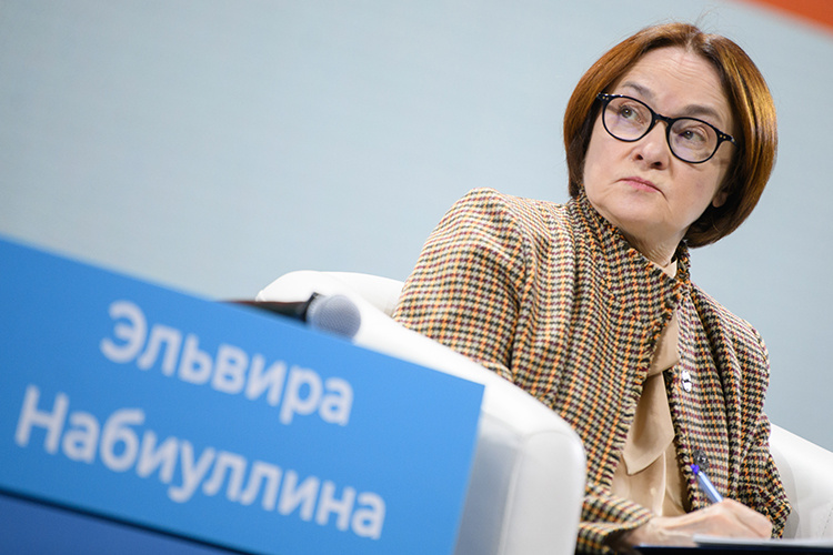    «Сейчас Набиуллина сменила пластинку: мол, ощутимо снижать ключевую ставку теперь не позволяют не «инфляционные ожидания», а то, что правительство спасает экономику при помощи дефицита бюджета».   
Фото: © Ilya Moskovets/URA.RU / www.globallookpress.com