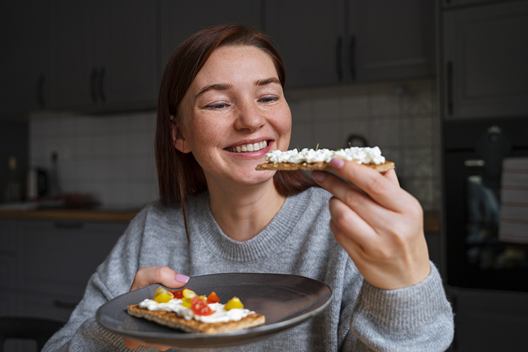 «Мы уже говорили о сосании груди ребенком — его ведь никто не обучает, как правильно потреблять молоко. То же самое, никто не обучает человека, как жевать пищу, как ее глотать. Здесь мы видим врожденную программу поведения»
Фото: ru.freepik.com