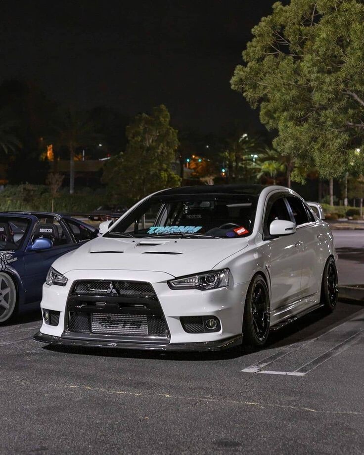 Mitsubishi Lancer — компактный автомобиль, выпускавшийся японским концерном Mitsubishi Motors с 1973 по 2017 год. На некоторых рынках (например, на Тайване) производство отдельных моделей продолжалось до 2024 года.

Общие данные

· Производитель: Mitsubishi Motors
· Годы производства:
  · Мировые рынки: 1973 — 2017
  · Тайвань: 1993 — 2024
· Сборка: Заводы в Японии (Токио, Осака), Китае (Пекин), Великобритании (с 9-го поколения), на Филиппинах, Тайване.
· Класс:
  · Субкомпактный (1973—2000)
  · Компактный (2000—2024)
· Сегмент: C-сегмент

Особенности и история

Lancer является одной из самых долгоживущих и известных моделей Mitsubishi. За время своего существования автомобиль сменил множество поколений и претерпел значительную эволюцию.

· Компоновка: Изначально (до 1978 года) выпускались модели с задним приводом. Все последующие поколения имеют переднеприводную компоновку.
· Поколения: Последним глобально выпускавшимся поколением считается Lancer X (производился с 2007 по 2017 год).
· Разнообразие модификаций: Модель известна не только своими седанами и хэтчбеками для массового рынка, но и высокопроизводительной версией Lancer Evolution, которая стала легендой в мире ралли и тюнинга.
· Рыночные обозначения: На разных рынках автомобиль продавался под другими именами, такими как Eagle Summit, Mitsubishi Mirage, Galant Fortis и другими.

Основные конкуренты

На протяжении всего периода производства основными конкурентами Lancer на мировом рынке являлись такие модели, как:

· Ford Focus
· Toyota Corolla
· Honda Civic
· Volkswagen Golf
· Hyundai Elantra