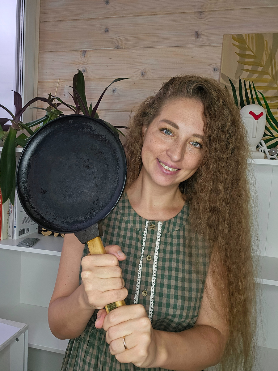 У меня пока только такая блинная сковорода есть. На ней прекрасно получаются стейки, т.к. чугун хорошо держит жар, и мясо прожаривается равномерно и быстро.