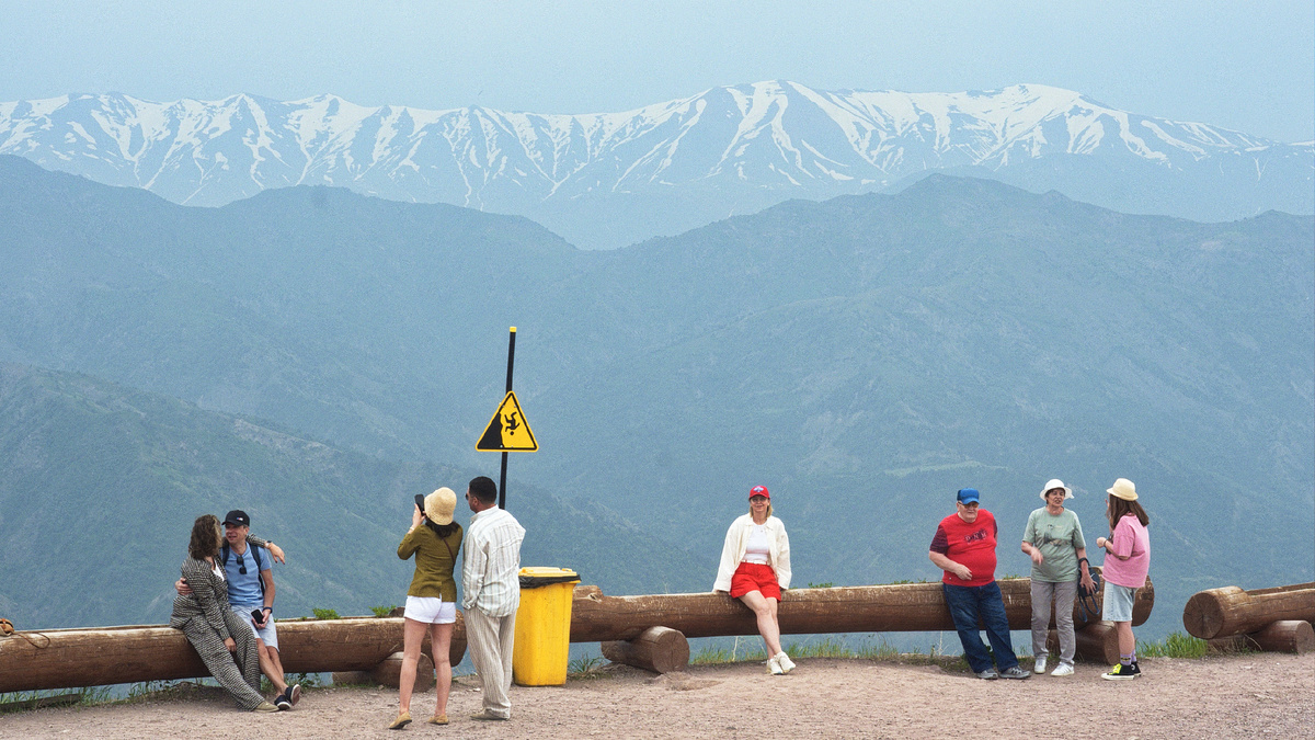 Вид на горы Западного Тянь-Шаня с верхней станции канатной дороги Амирсой