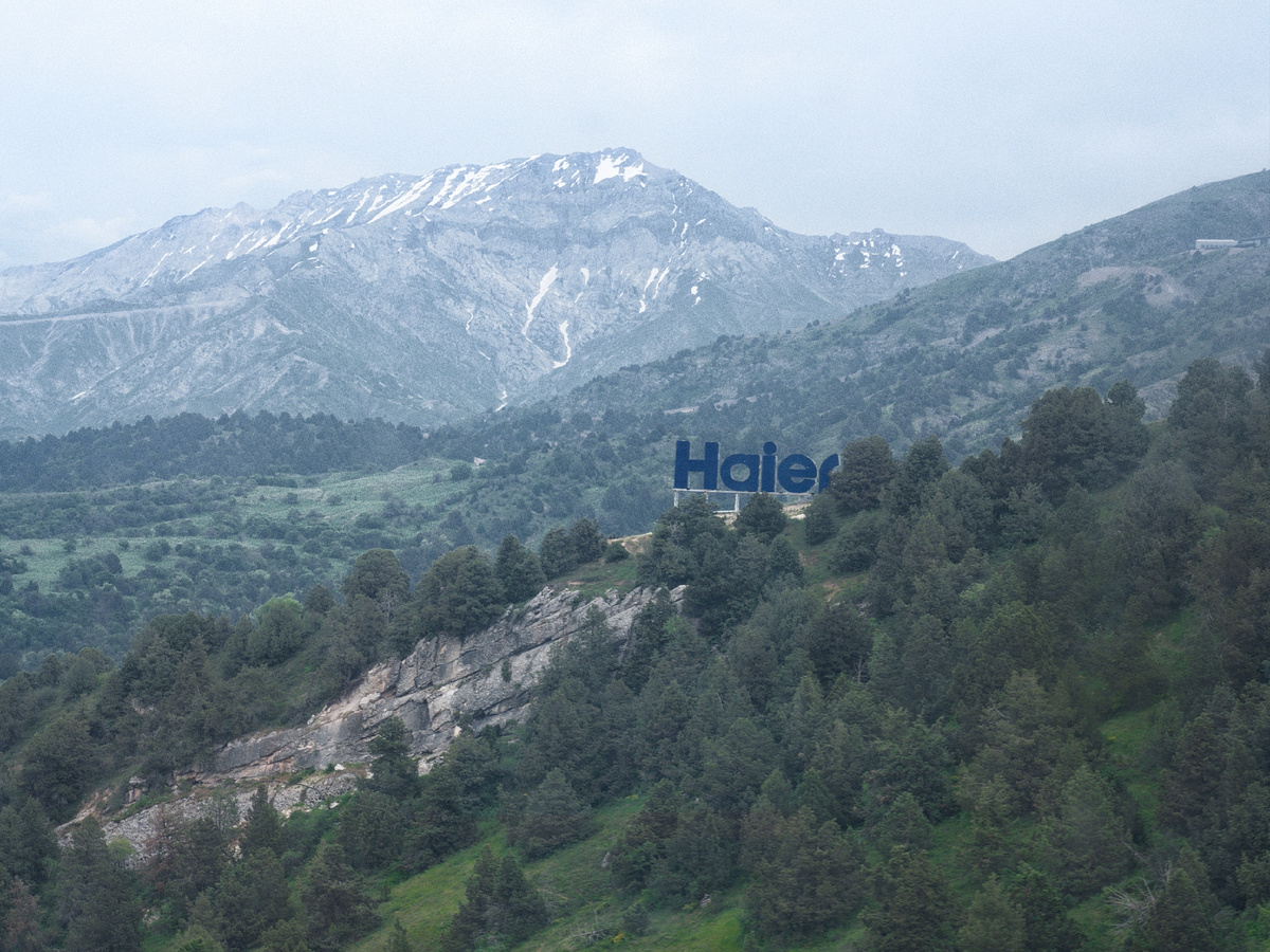 Вид на окружающие горы из кабины канатной дороги Амирсой