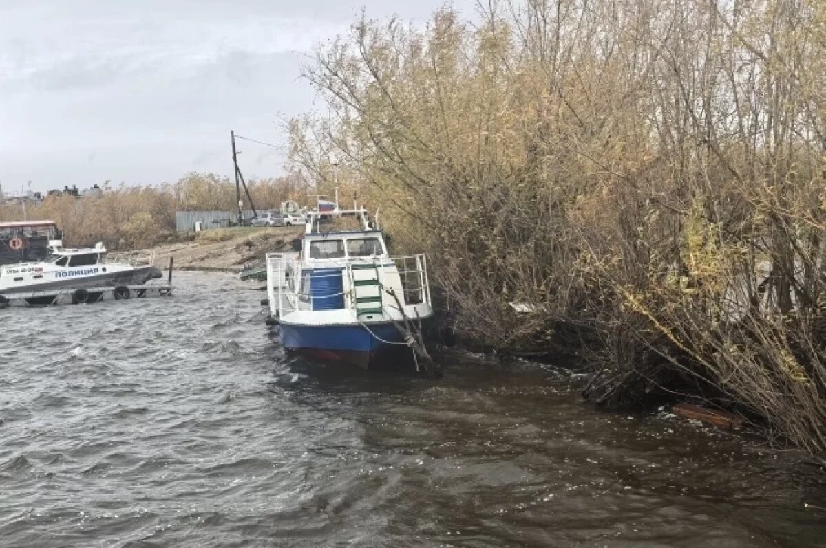    Двое рыбаков терпят бедствие в Намском районе Якутии