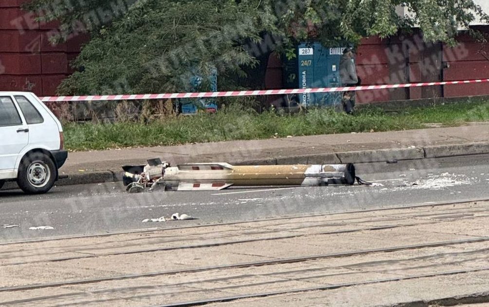   Ракета от "Пэтриота" на улице в Киеве. Иллюстрация: соцсети.