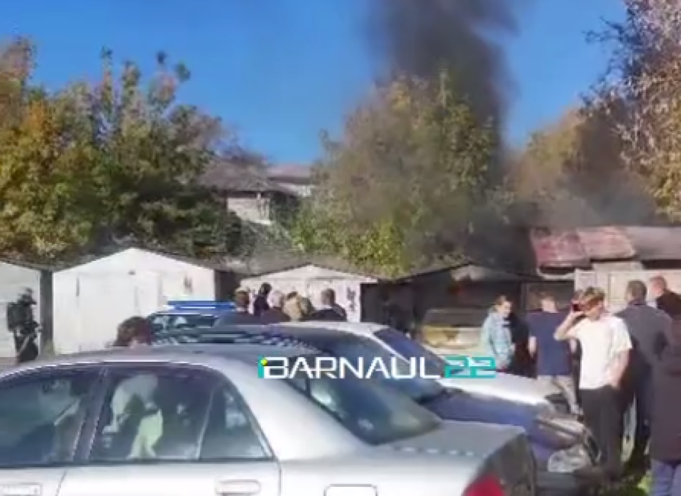    Пожар в гаражах на улице Антона Петрова. Источник: Barnaul 22