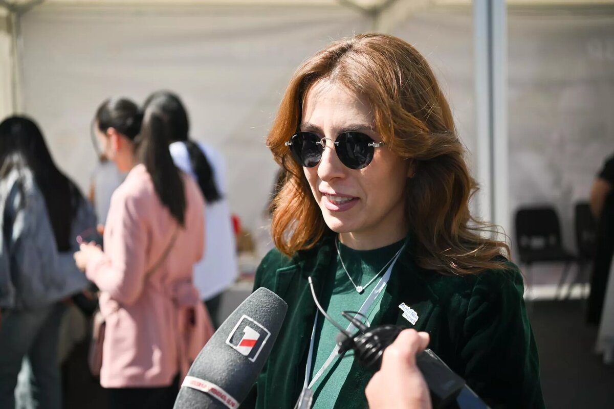 Председатель Комитета по туризму Лусине Геворгян на открытии выставки внутреннего туризма "Узнай Армению!" на площади Свободы (26 сентября 2025). Еревaн © Sputnik / Aram Nersesyan
