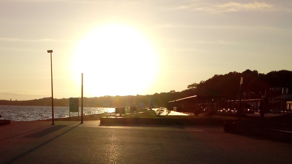 Первые лучи солнца осветили набережную в Тамани.
