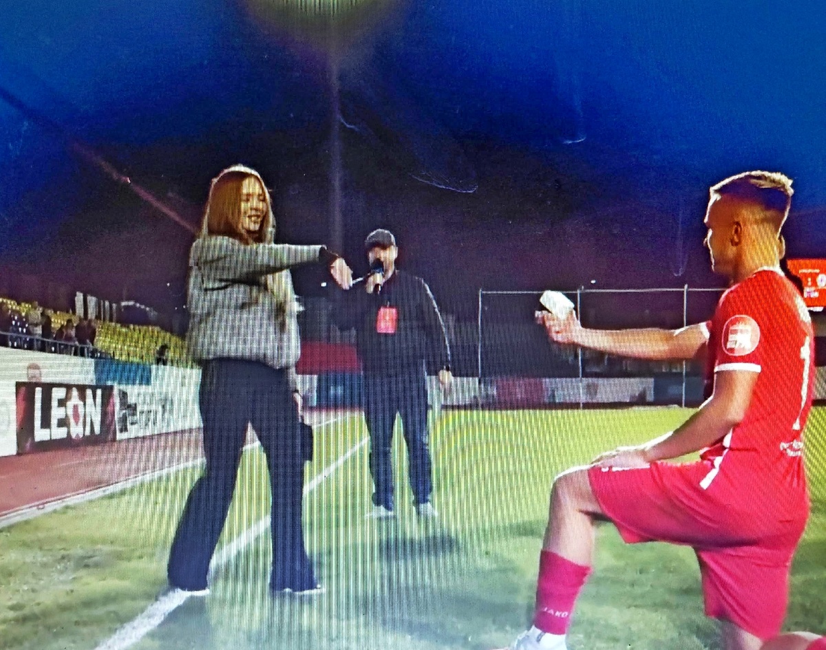 Зрители матча спартаковцев с зенитовцами стали свидетелями предложения «руки и сердца» в исполнении 24-летнего Максима Левина