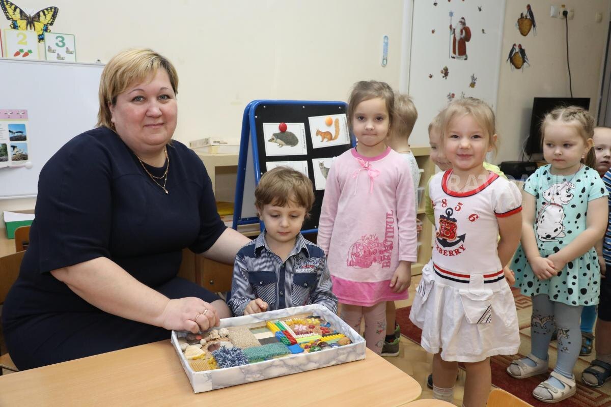    Первые буквы и цифры, краски и поделки, любимые игрушки и даже дневной сон, которого нам так не хватает во взрослой жизни, — всё это садик