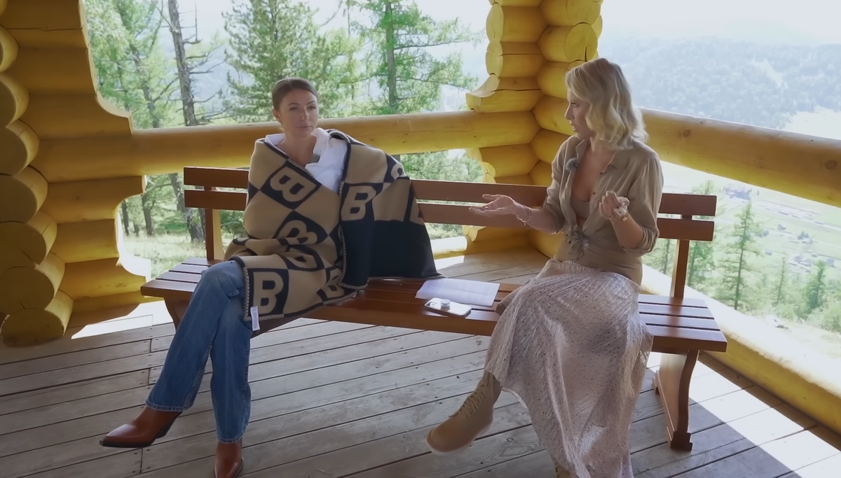 Елена Блиновская и Ксения Собчак. Фото: Youtube / @sobchak