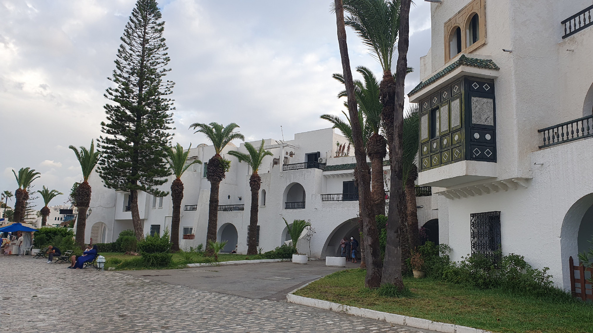 Здания в порту Эль-Кантауи. Листайте галерею.
