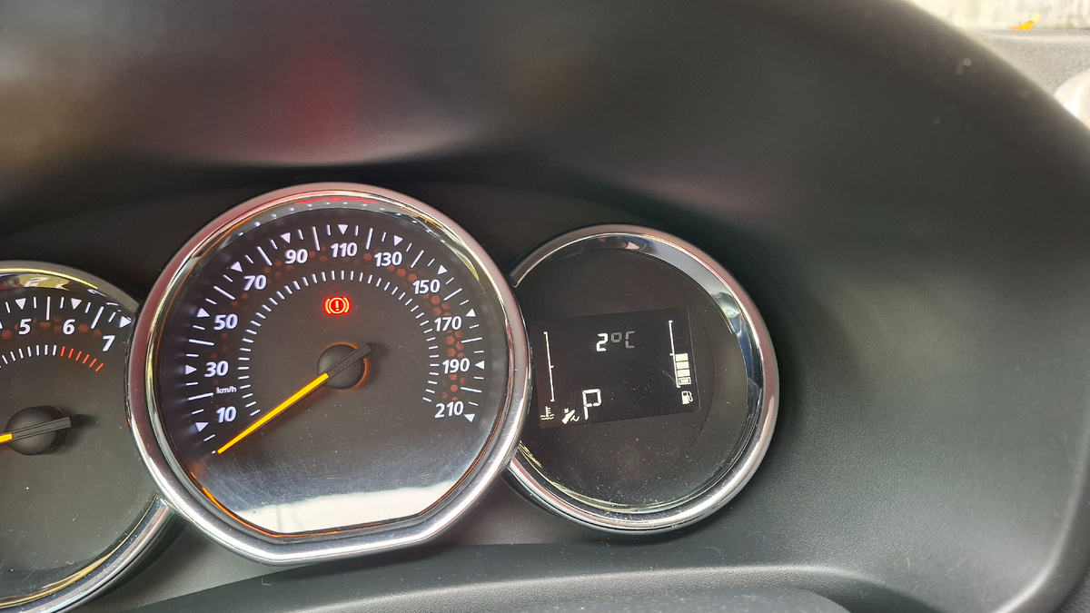 В машине показывает+2 градуса, значок мелькает, что говорит о том, что пришло время "менять резину".