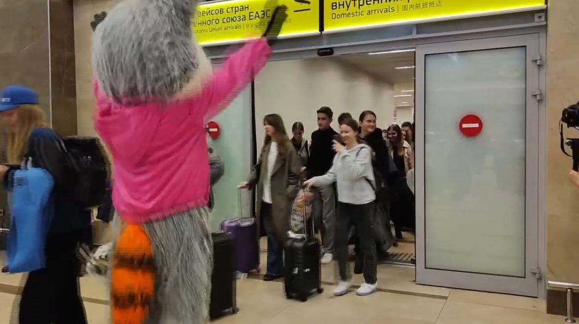     В Красноярск прилетели первые участники финала международной Олимпиады по финансовой безопасности