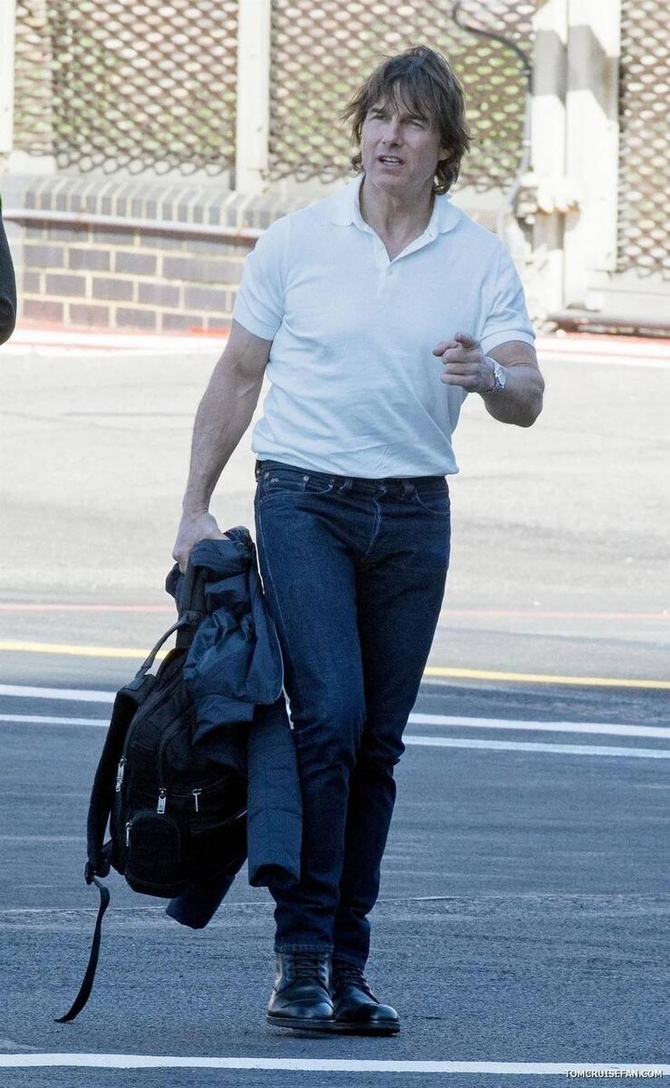 Том Круз в аэропорту Лондона в Land-Dweller 