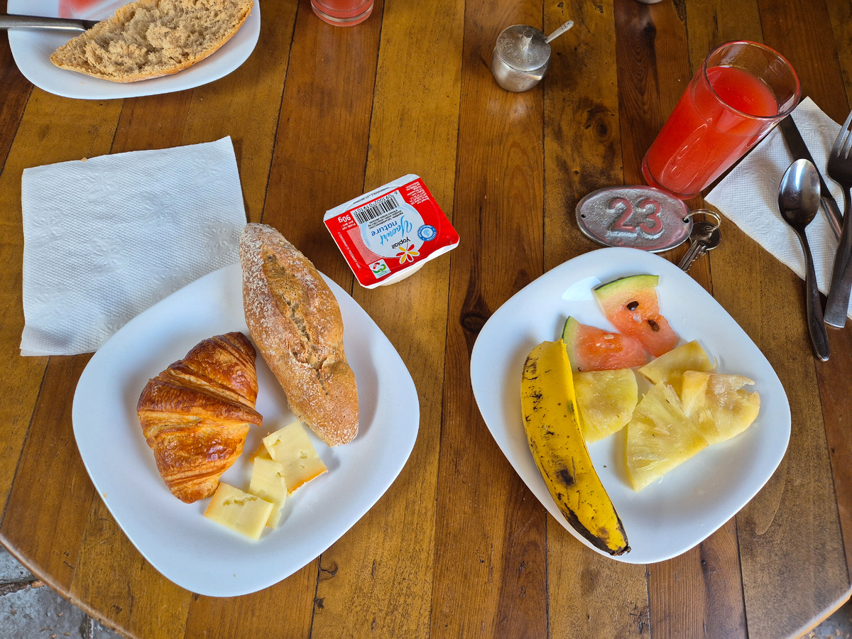 Завтрак в отеле "Ле Шато", Антананариву, Мадагаскар