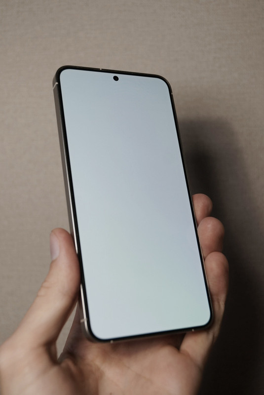 На экране наклеено стекло, но его почти не видно