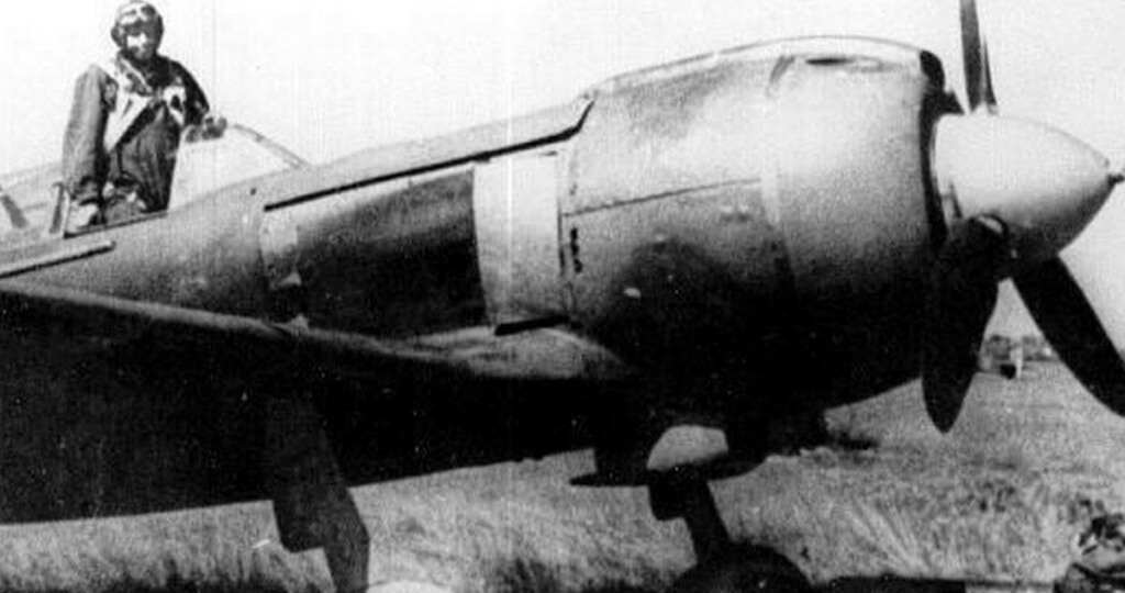 История и подвиги советского летчика, без лица и без ног вернувшегося в боевой строй