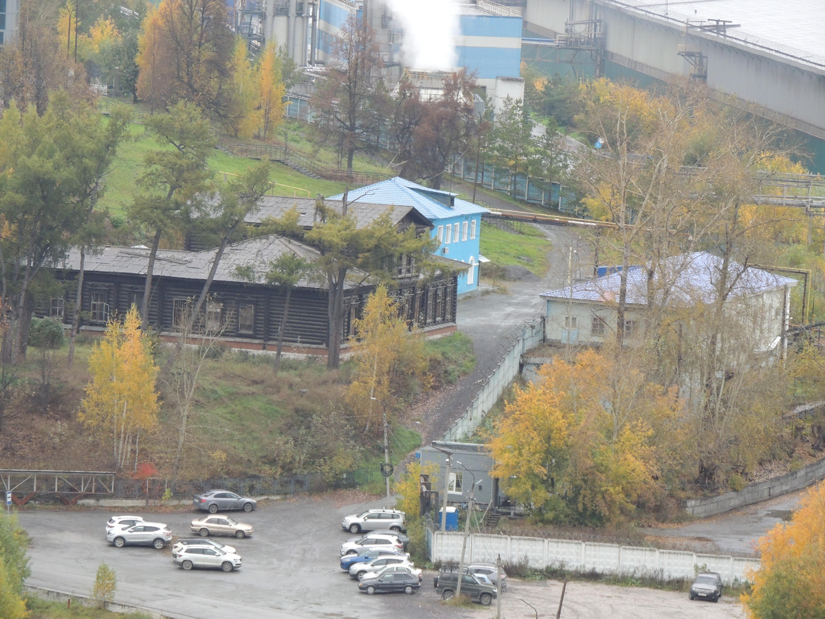 Вид на дом управляющего с Лысой горы. Справа - здание из части усадьбы Демидовых, за домом управляющего - второе здание, оставшееся от усадьбы Демидовых