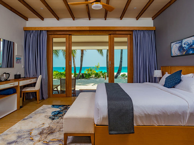 Отель Fiyavalhu Maldives 4*, Мальдивы, Ари Атолл, 50 метров до пляжа. Отличный вариант для того, чтобы провести отпуск на Мальдивских островах в конце сентября и начале октября. Фотография взята с сайта Travelata.