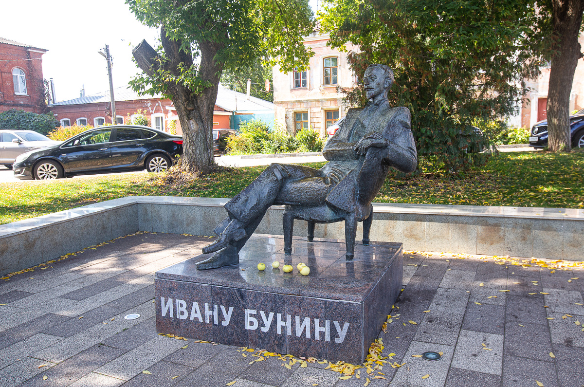 Памятник И.А. Бунину. Елец, Липецкая область. Фото автора статьи (ещё 1 фото, листайте галерею)