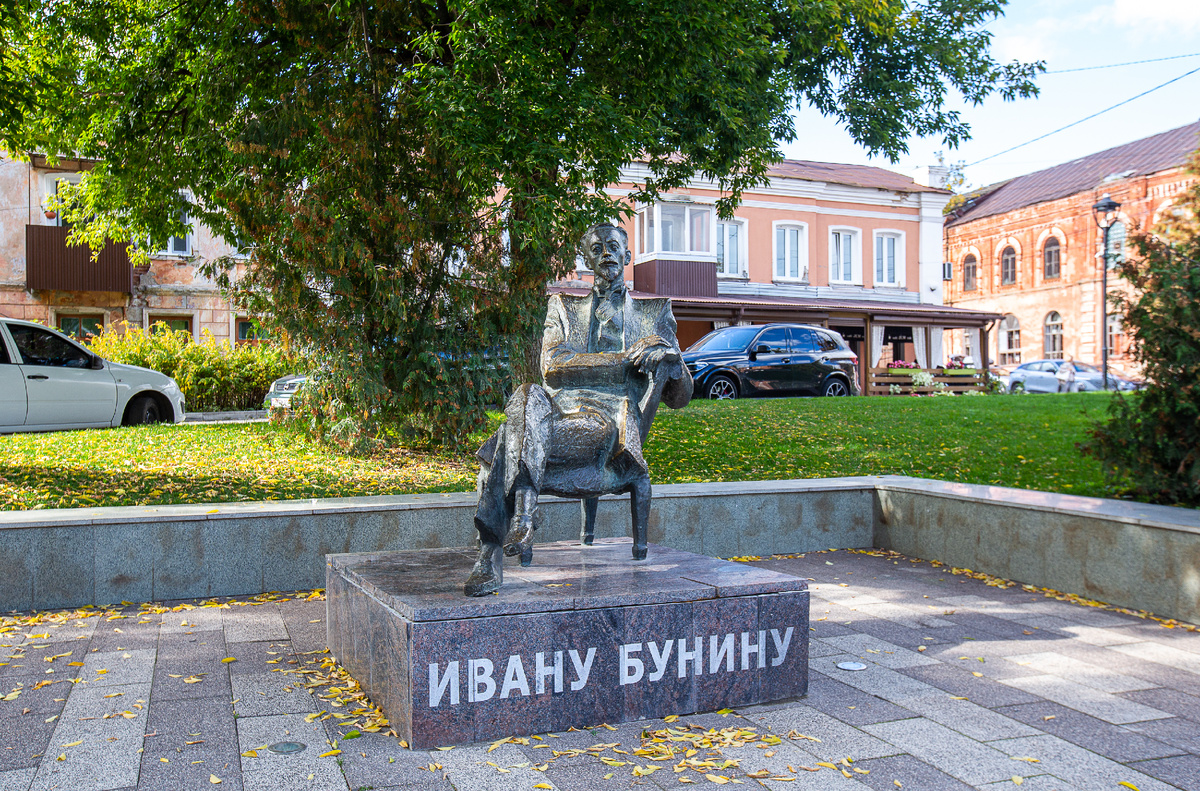 Памятник И.А. Бунину. Елец, Липецкая область. Фото автора статьи