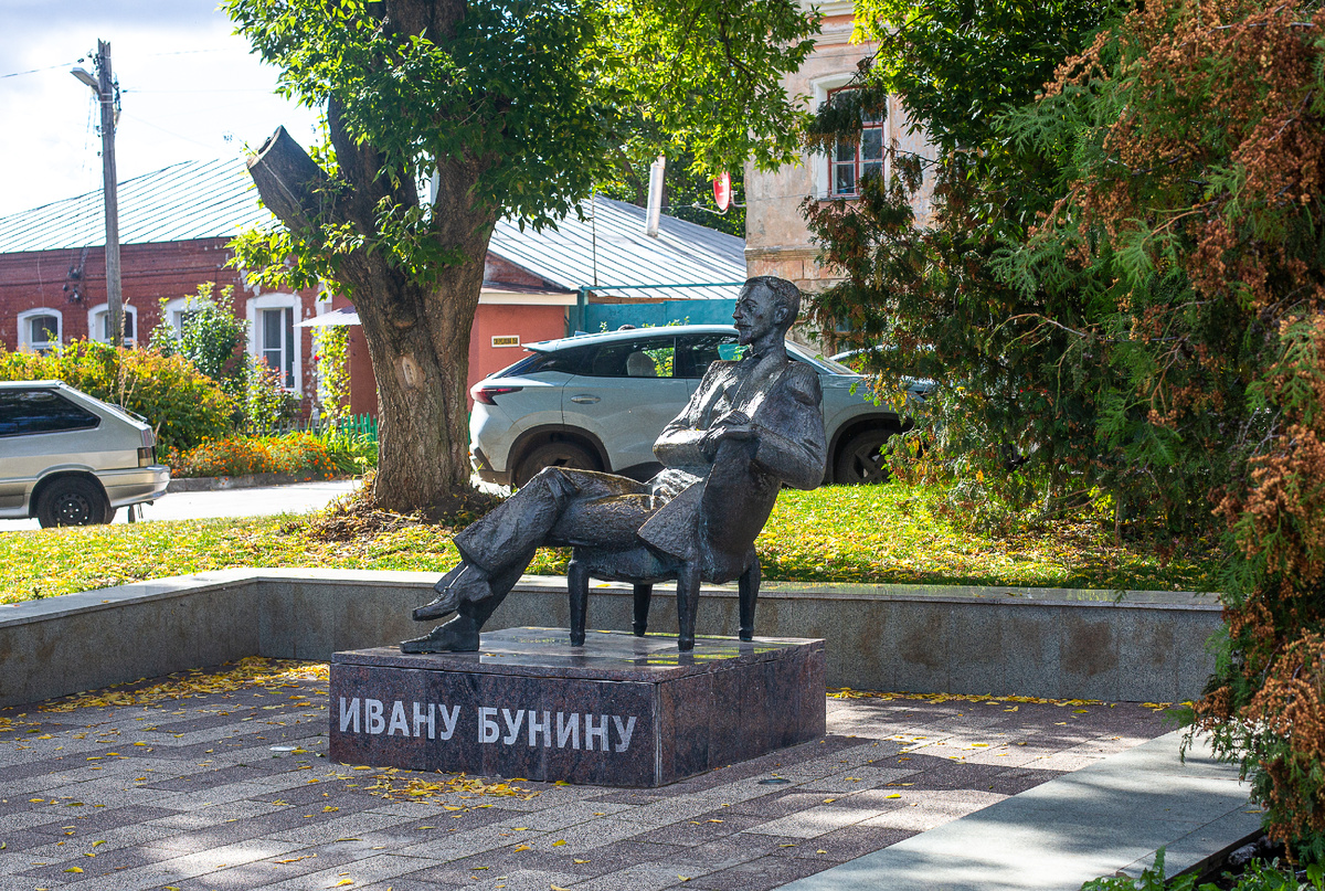 Памятник И.А. Бунину. Елец, Липецкая область. Фото автора статьи 