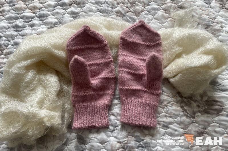    ЕАН / Варежки и вязаный женский шарф