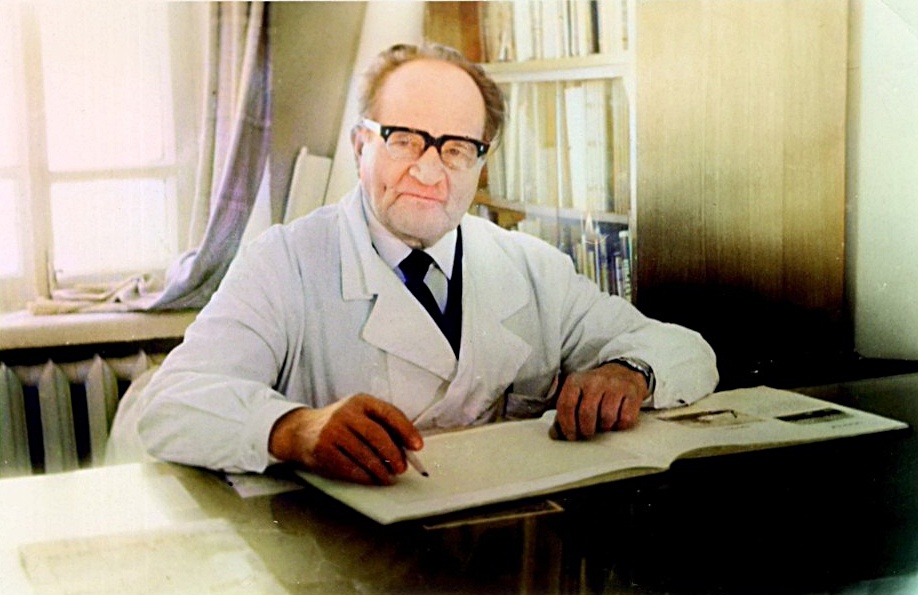 Григорий Семенович Постол в рабочем кабинете