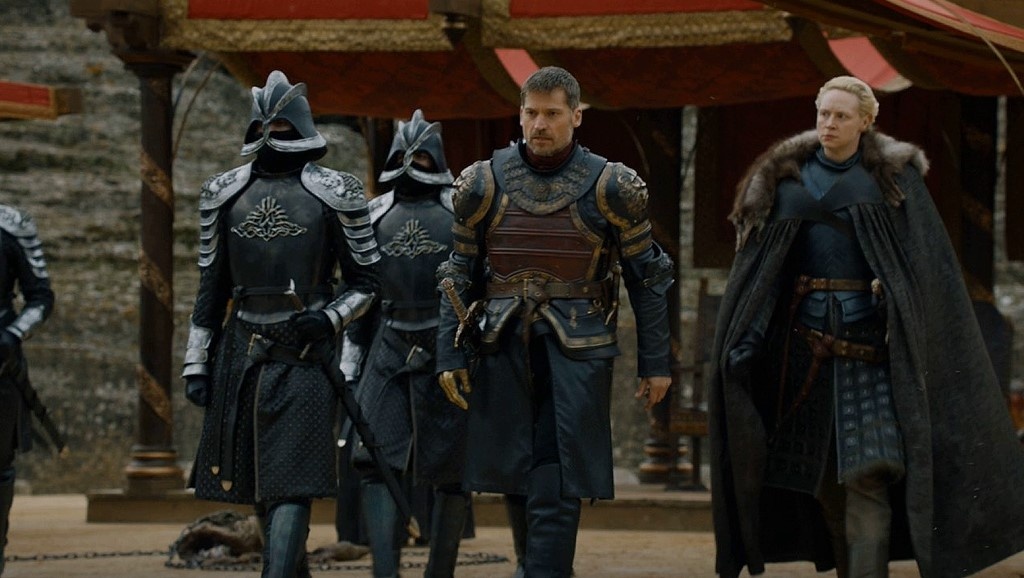 Костюмы героев пошиты всем по размеру и нет лузеров, которому выдали доспехи больше на два размера.