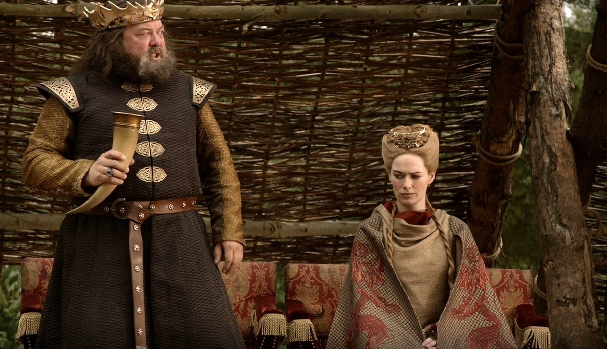 Королеву не угостили медовухой. Поэтому она такакя недовольная.