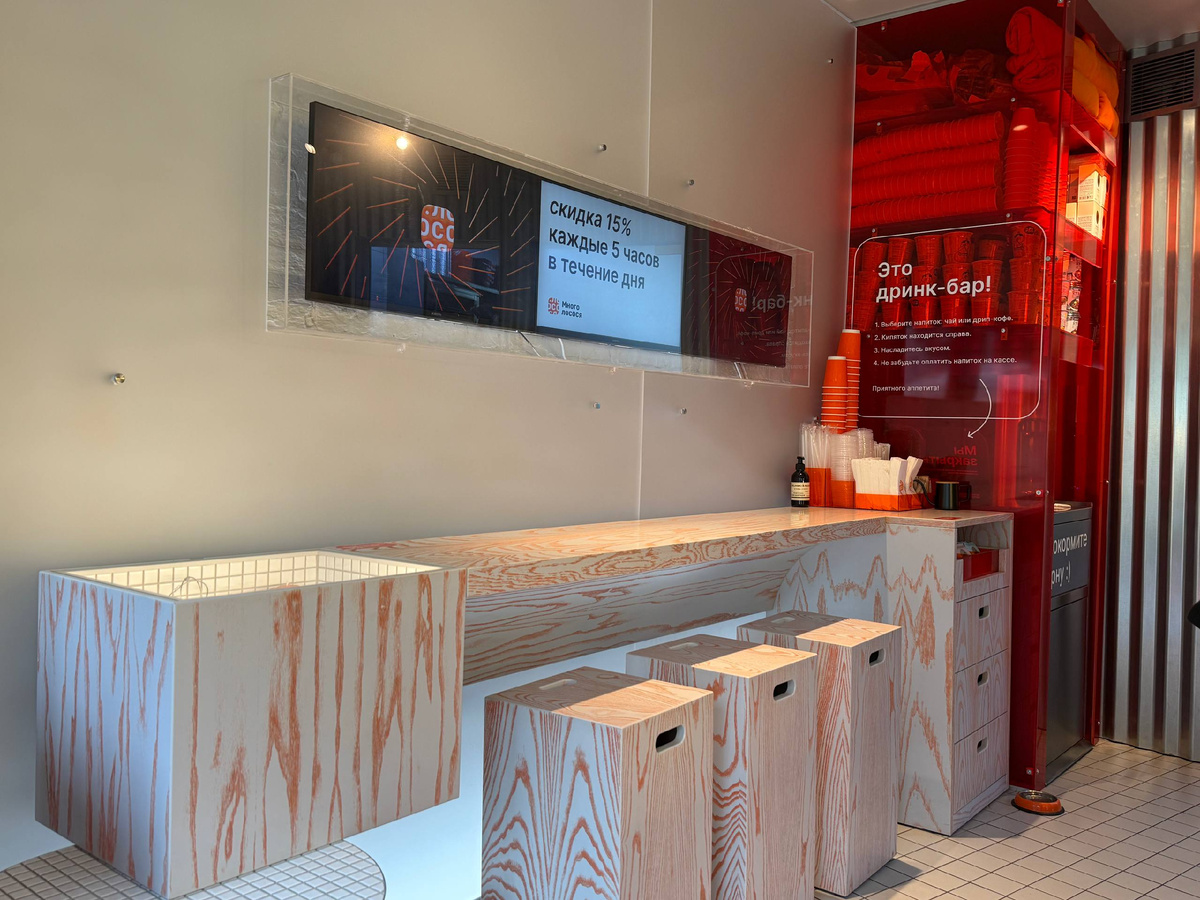 Рядом с большой стойкой – прозрачная витрина с мерчом. Наклейки, свечи в форме суши. 