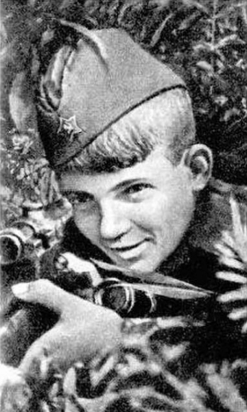 Вася Курка - юный снайпер. Фото: Инфоурок.