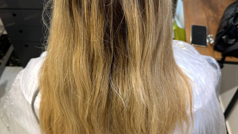 Возвращение натурального оттенка волос: окрашивание в один тон + стрижка