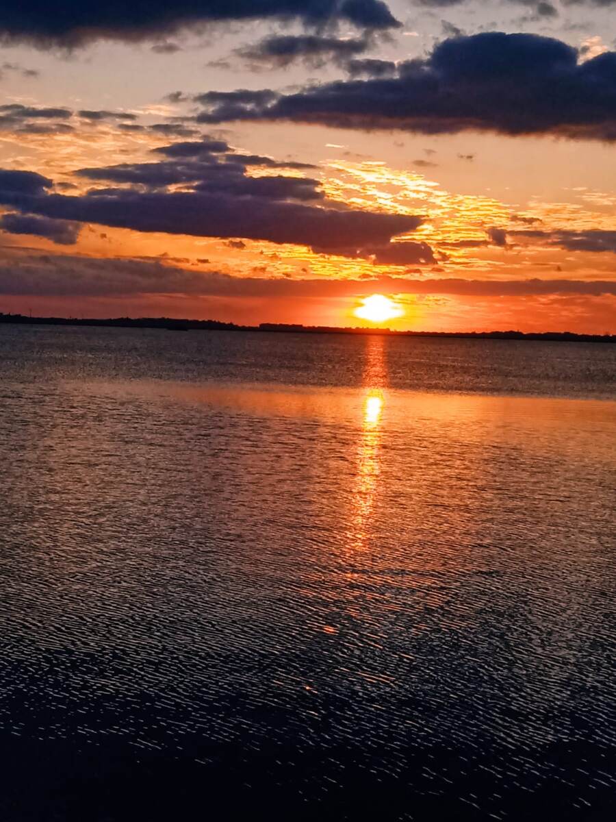 Фото моей подруги. Закат над озером...