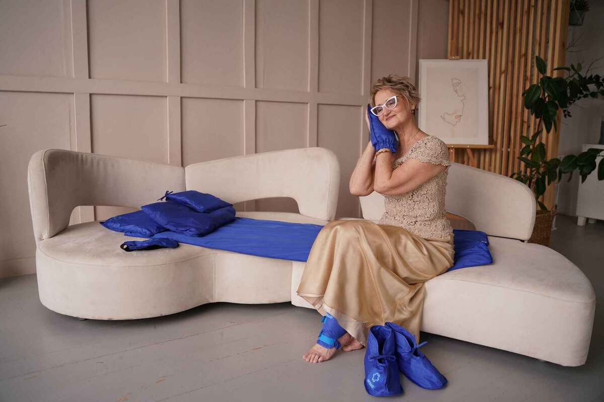 На фото подушка для расслабления мышц и снятия боли, матрас для восстановления сил и повышения иммунитета, варежка для восстановления суставов и кожи рук, повязка на ногу и повязка для стопы